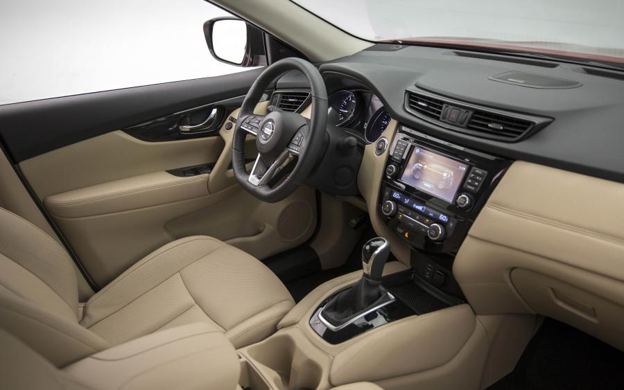 Интерьер Nissan Rogue Hybrid 2016 года  (фото 32 из 36)